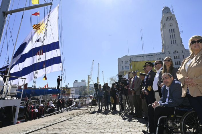 Ceremonia con autoridades viendo al velero Capitán Miranda en el puerto de Montevideo