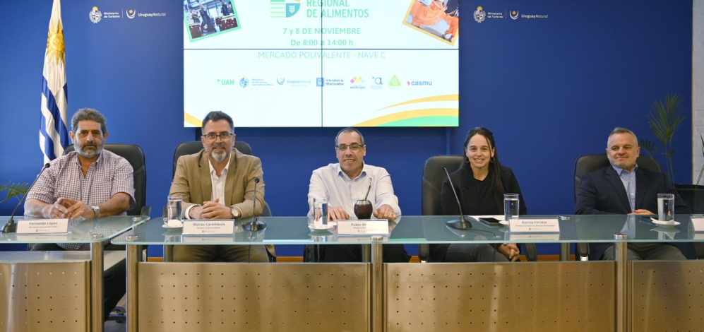 Autoridades en la mesa 