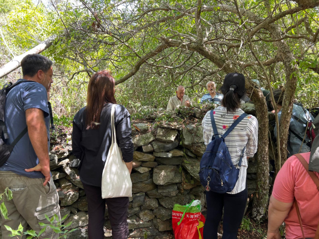 Grupo de personas en su recorrido por la Isla San Gabriel, admirando fauna
