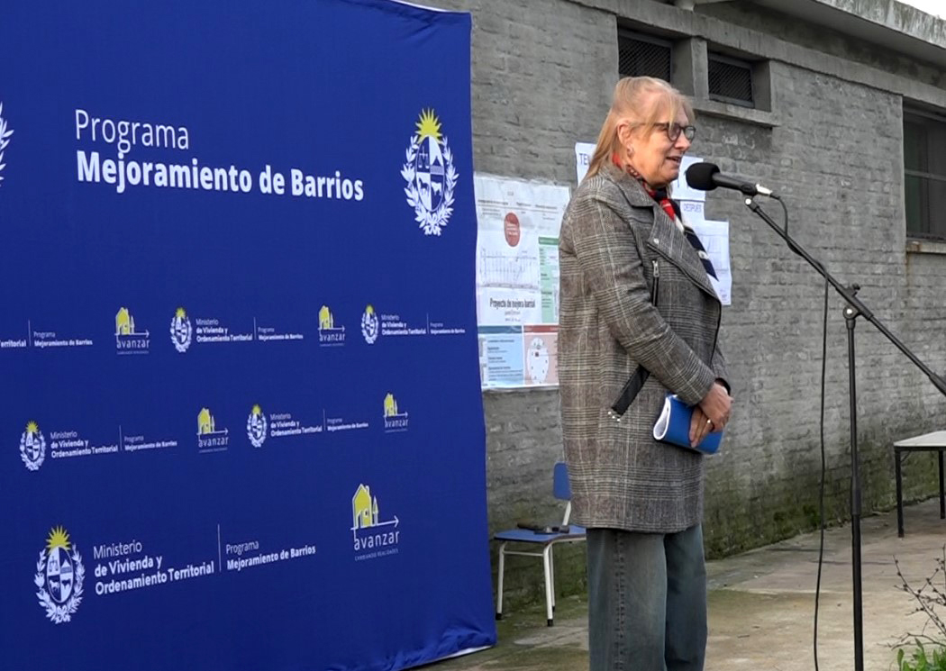 Subcoordinadora general Consuelo Pérez junto a integrantes del Programa Mejoramiento de Barrios