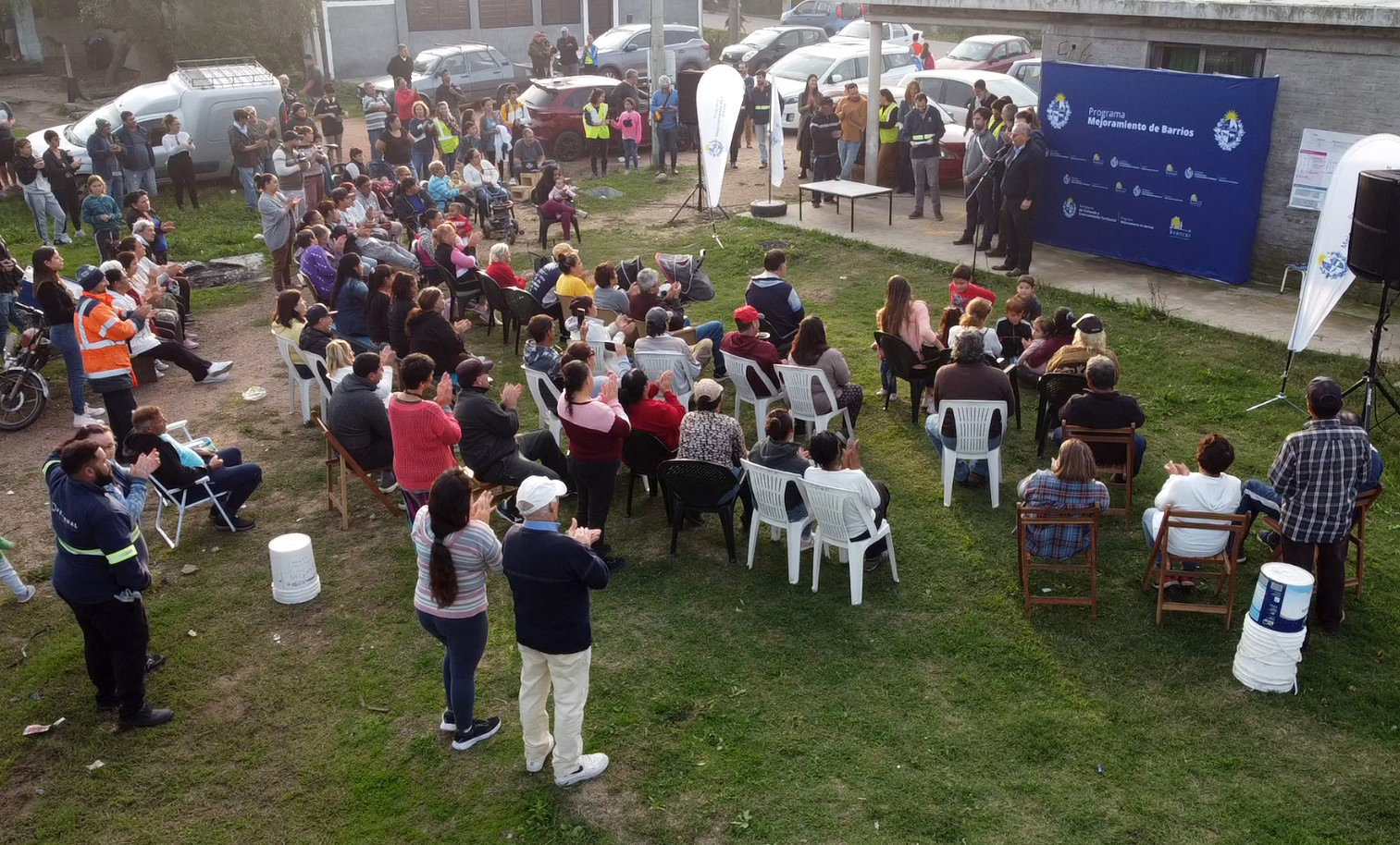 Vecinos en asamblea informativa sobre comienzo de obras en Cotravi