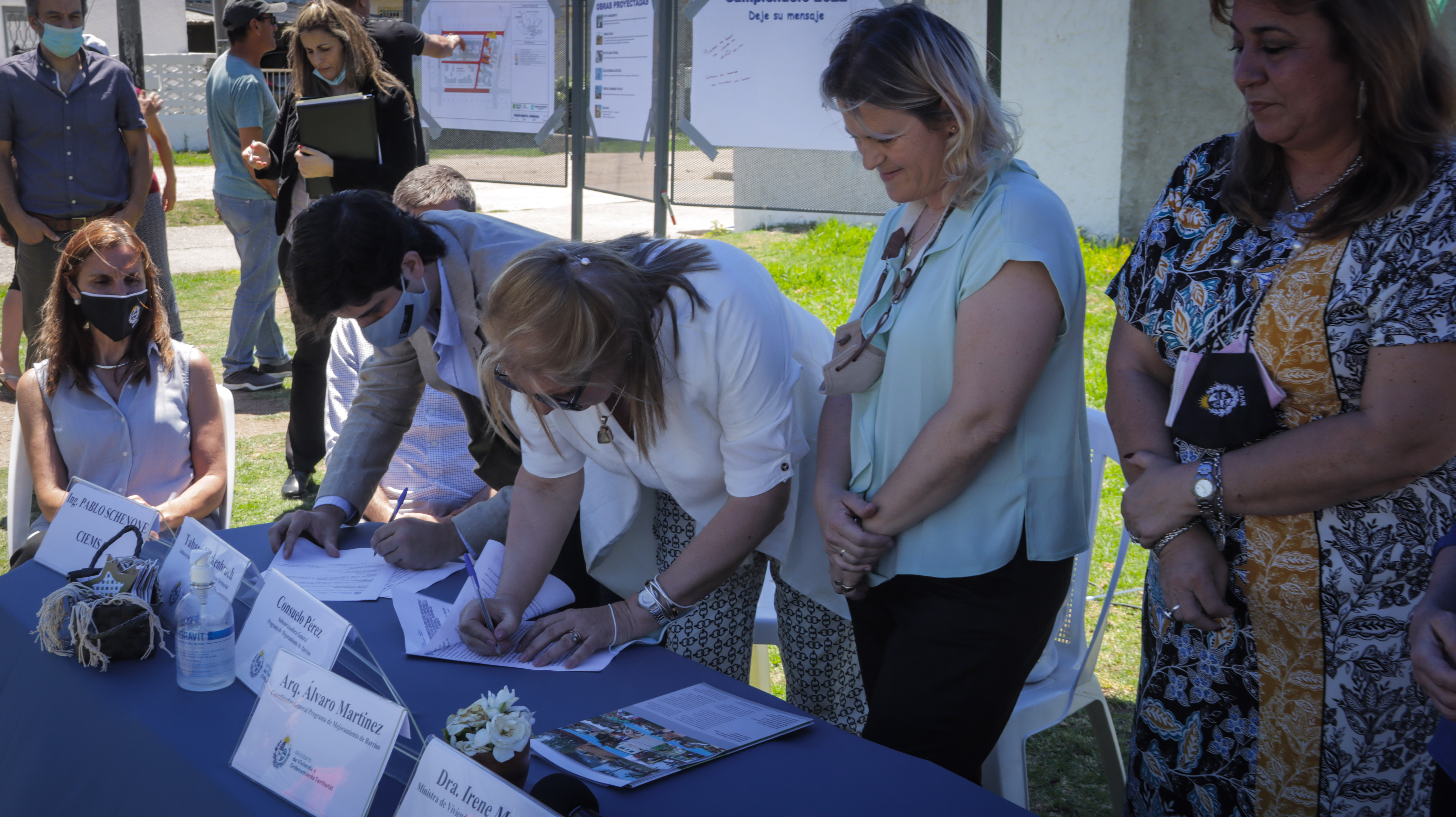 Coordinadores del PMB firmando convenio de obra Campichuela/ Itapé
