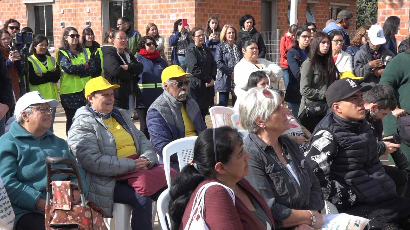 Vecinos del Barrio La Paloma acompañando en la entrega de viviendas.