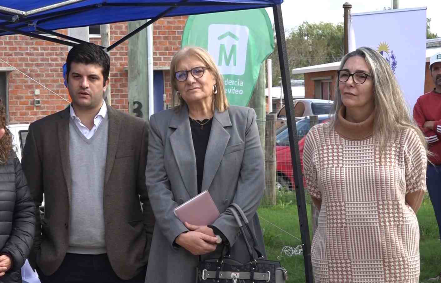 Coordinadores del Programa Mejoramiento de Barrios en entrega de viviendas.