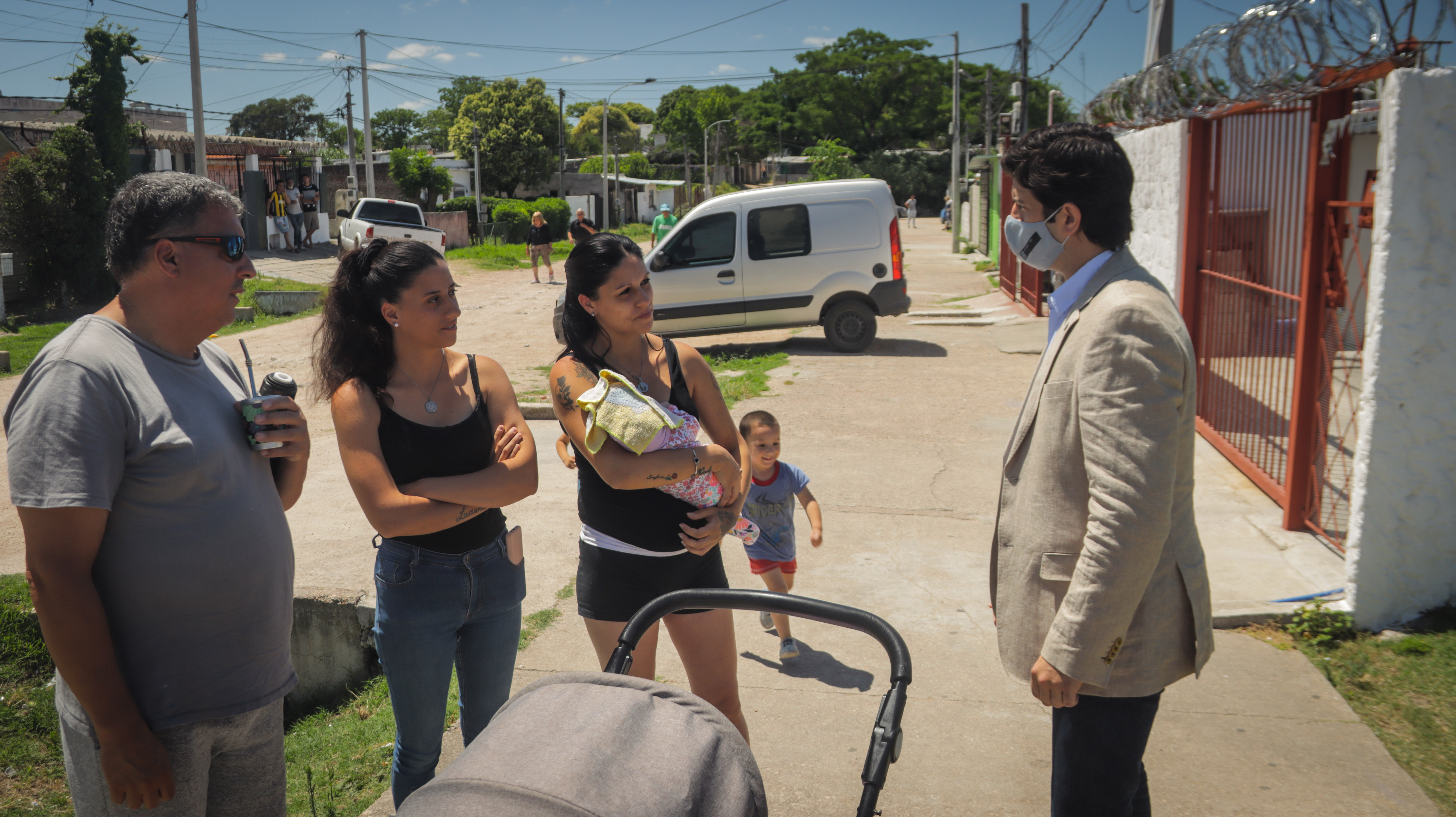 Coordinador de PMB dialogando con vecinos del barrio 