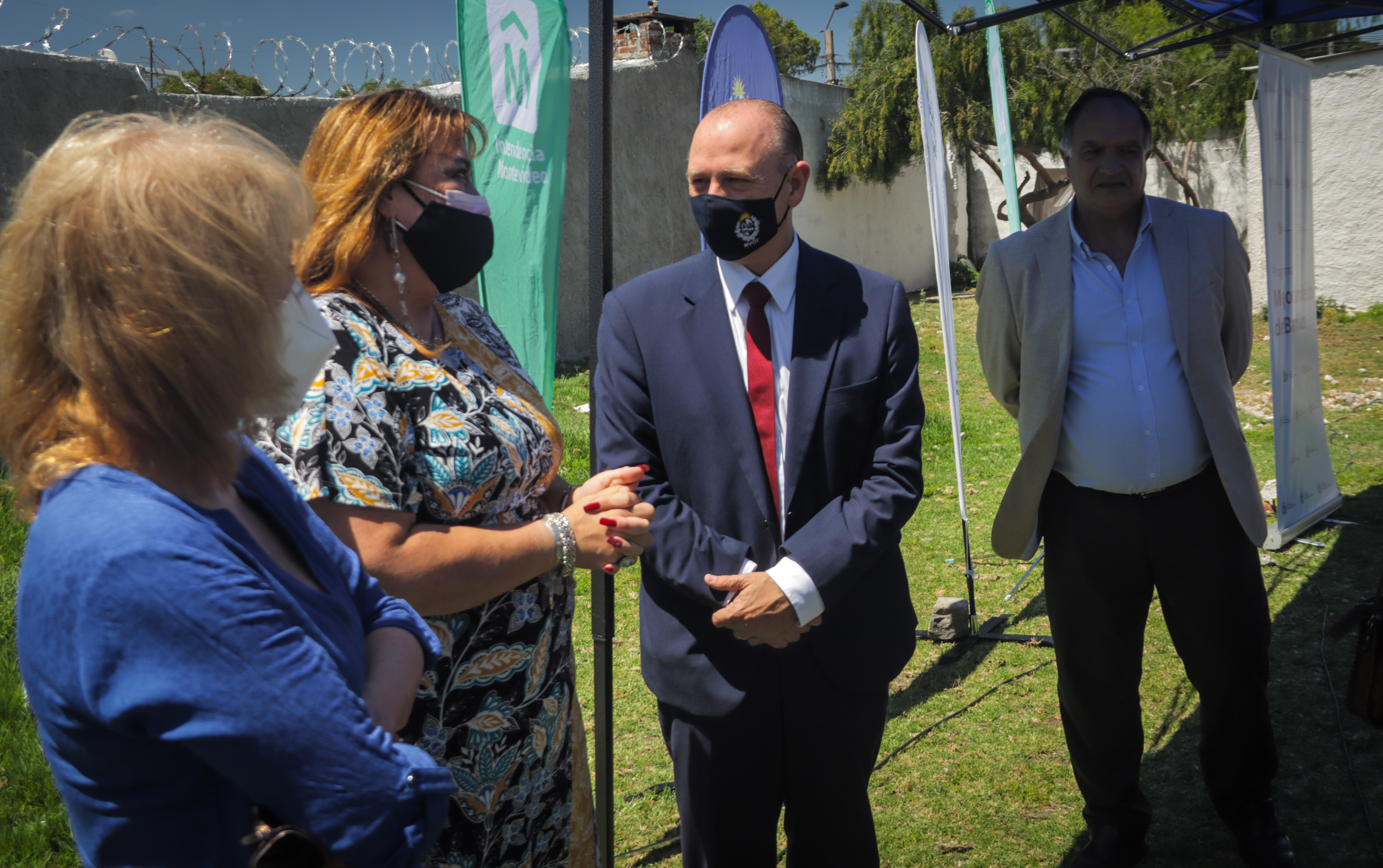 autoridades en el lanzamiento de la obra