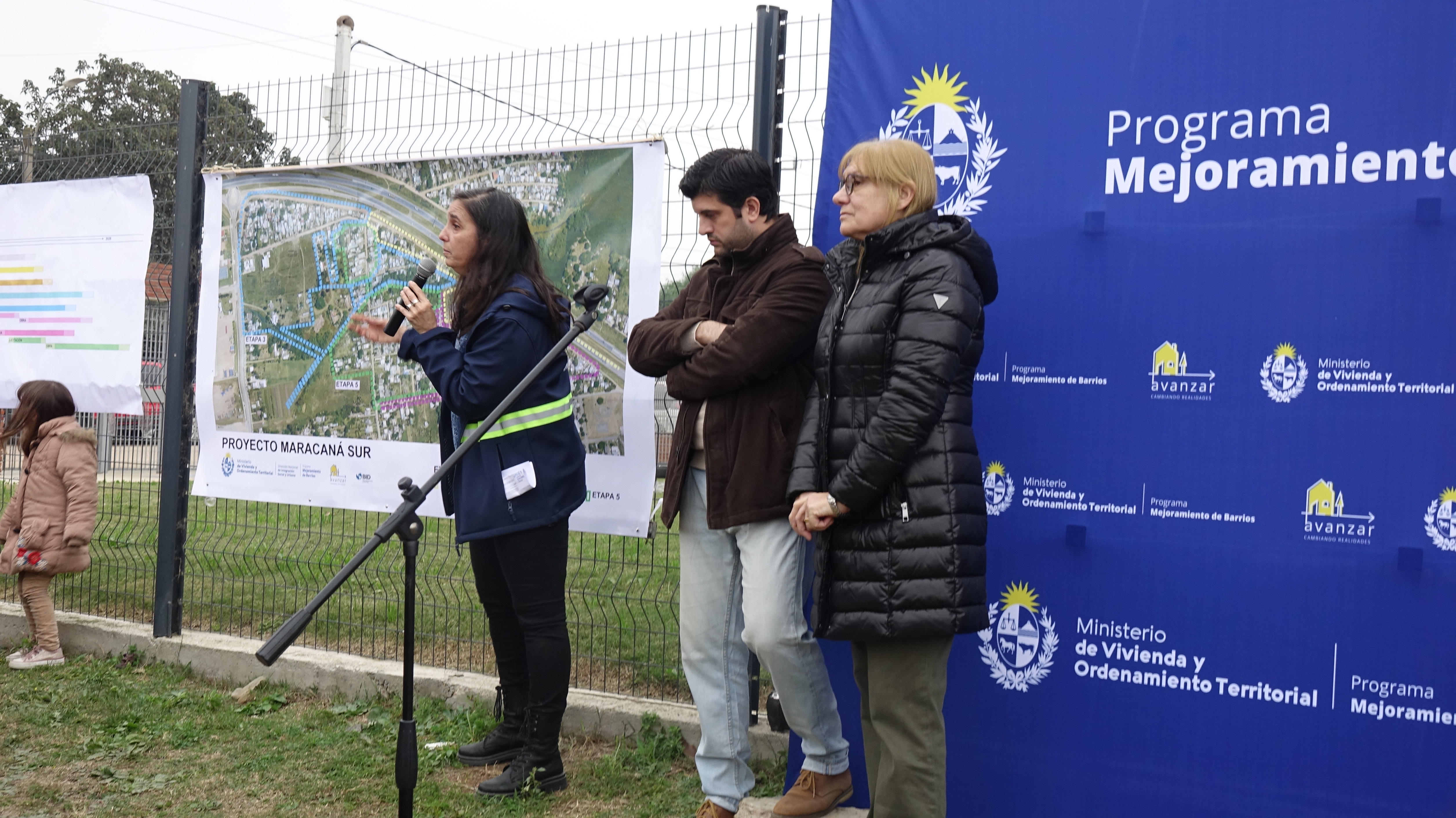 integrantes del programa mejoramiento de barrios indicando las obras que se realizarán en Maracaná Sur