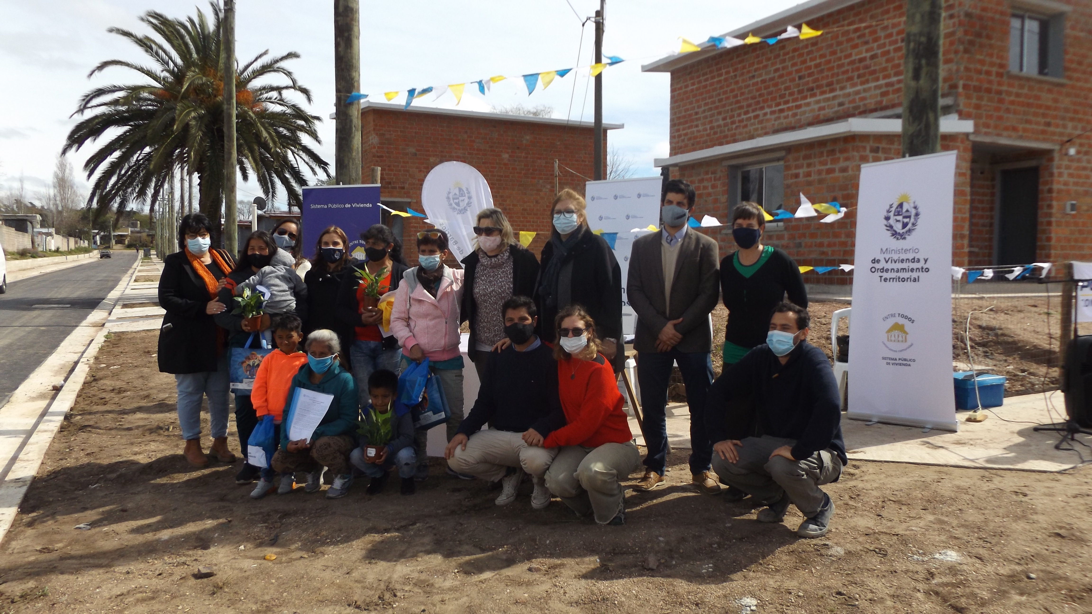 Integrantes del PMB con vecinos del Barrio Lavalleja