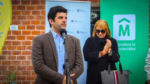 Coordinador General del Programa Mejoramiento de Barrios, Arquitecto Álvaro Martínez hablando a los beneficiarios de las viviendas