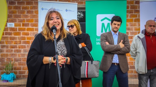 Ministra de Vivienda y Ordenamiento Territorial hablando a los beneficiarios de las viviendas