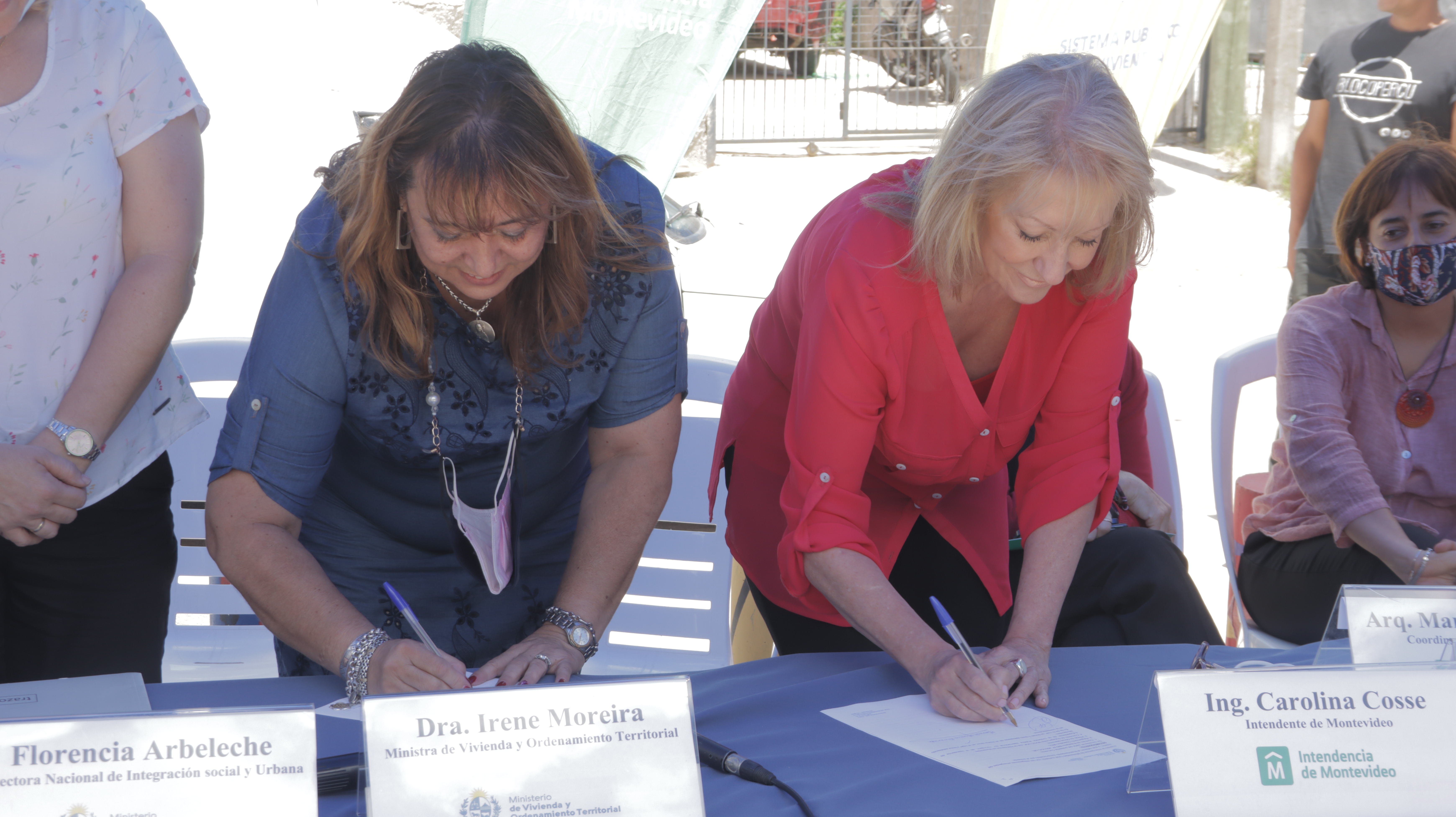 Ministra e Intendenta firman el acuerdo para obras en el barrio La Paloma