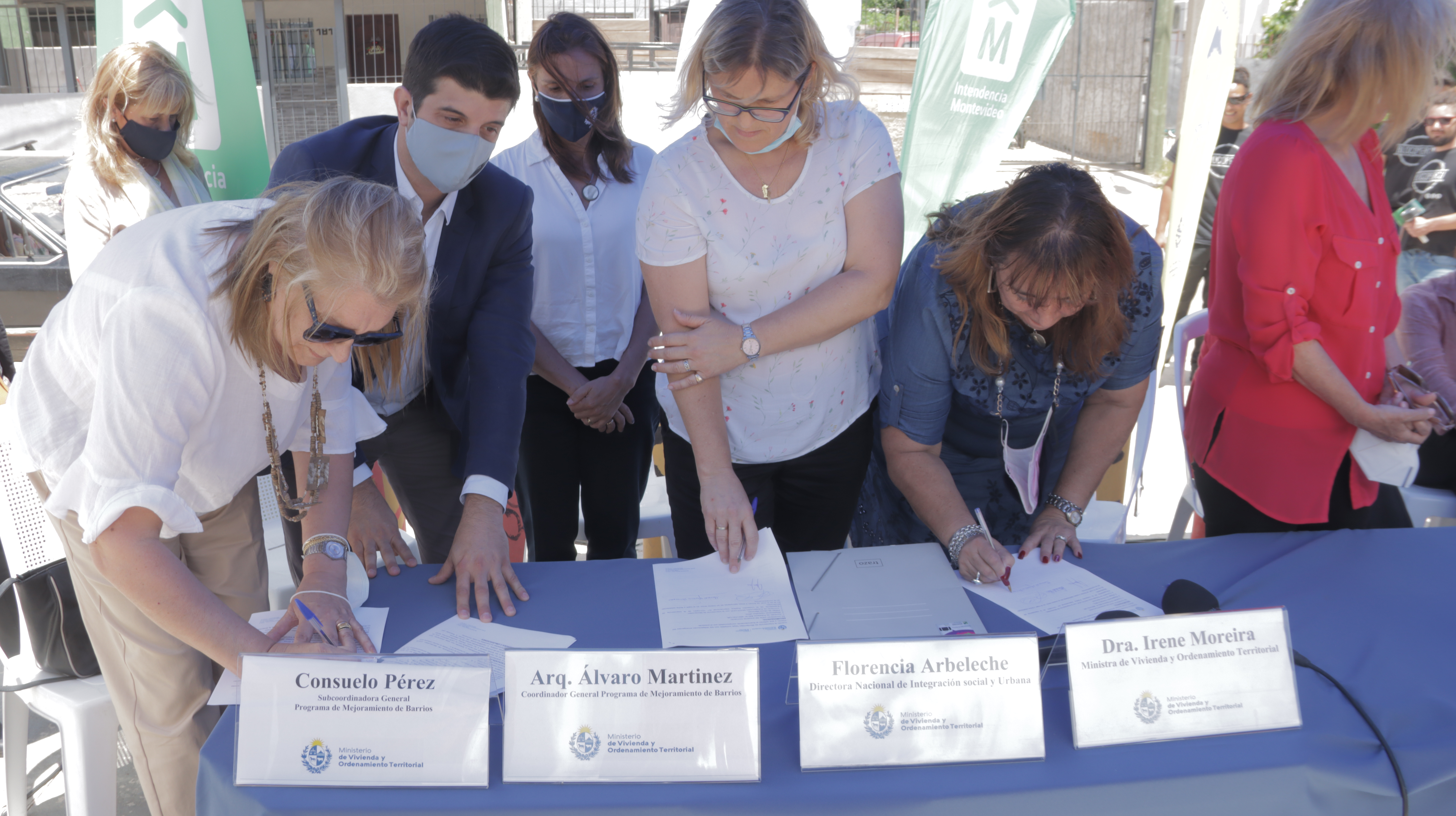 Autoridades del Ministerio de Vivienda rubrican el acuerdo de obra