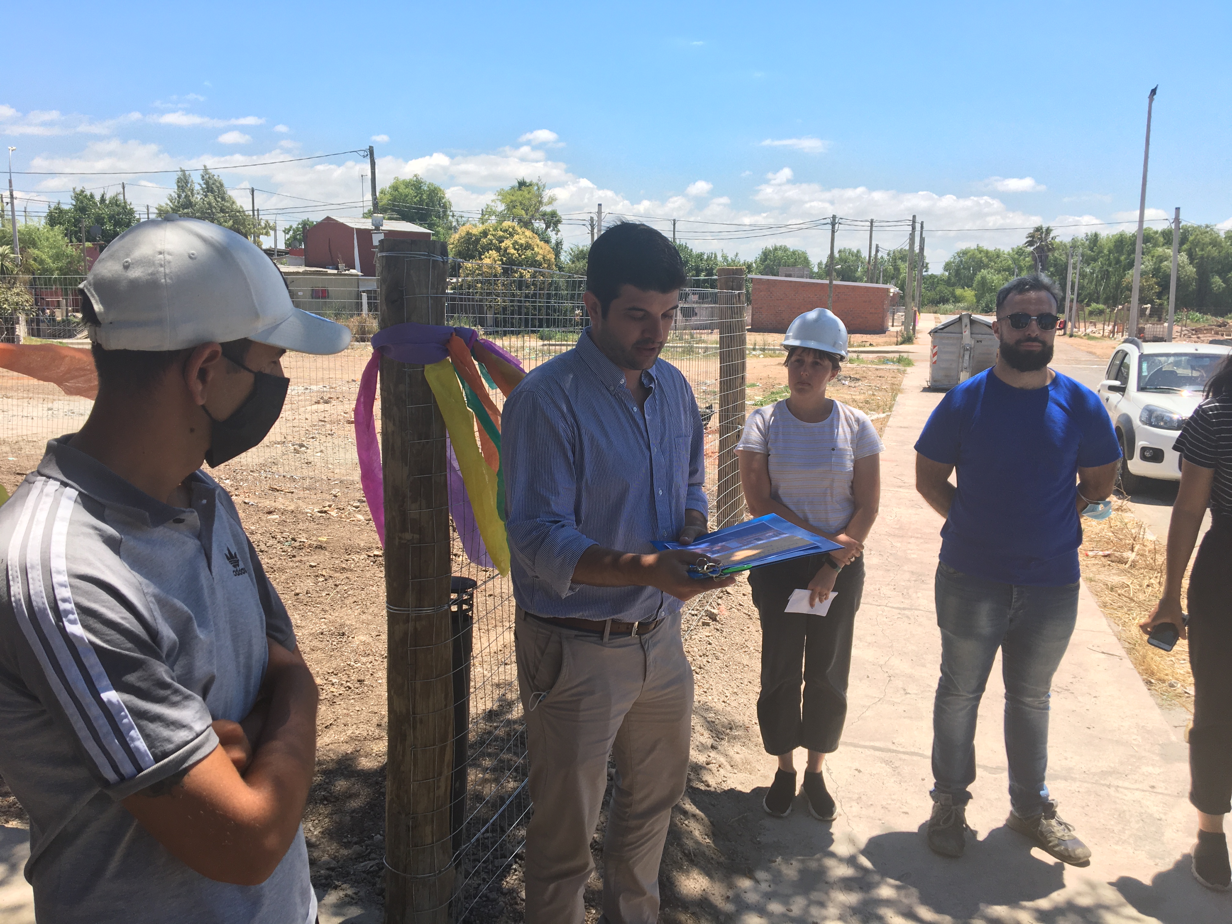 Coordinador del Programa Mejoramiento de Barrios entrega casa.