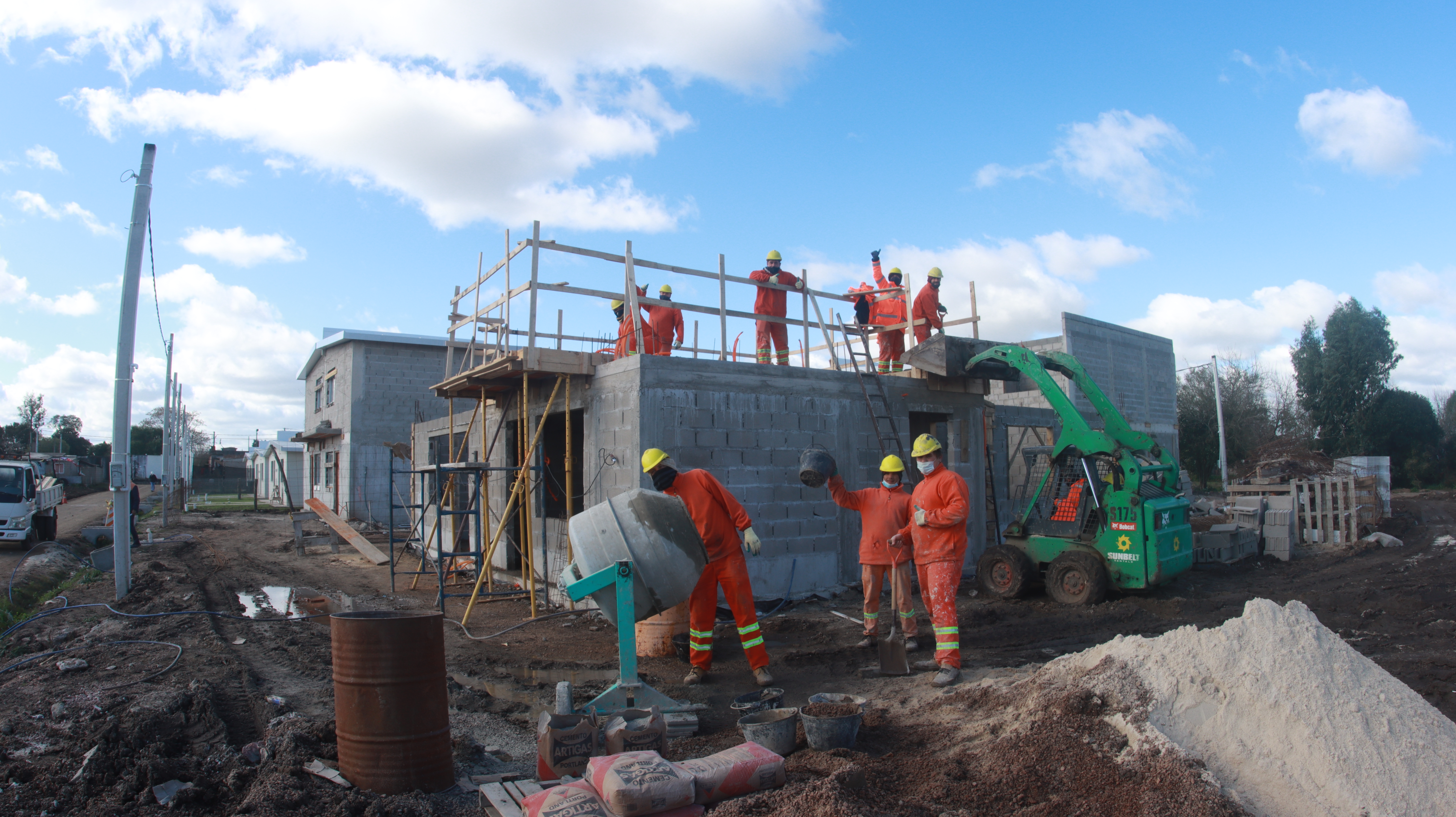 Obreros construyendo casas