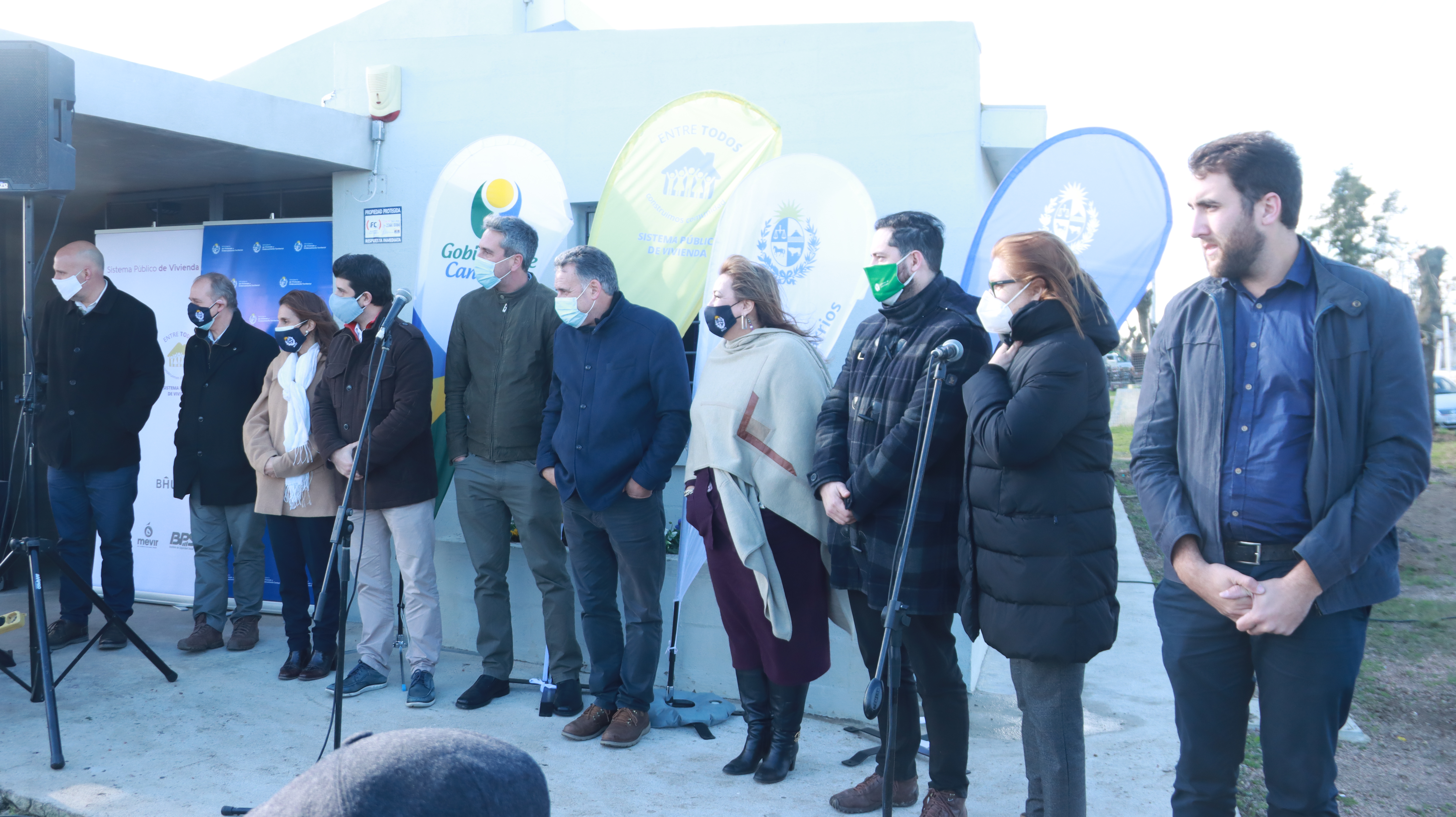 Autoridades del Ministerio de Vivienda e Intendencia de Canelones entregando llaves