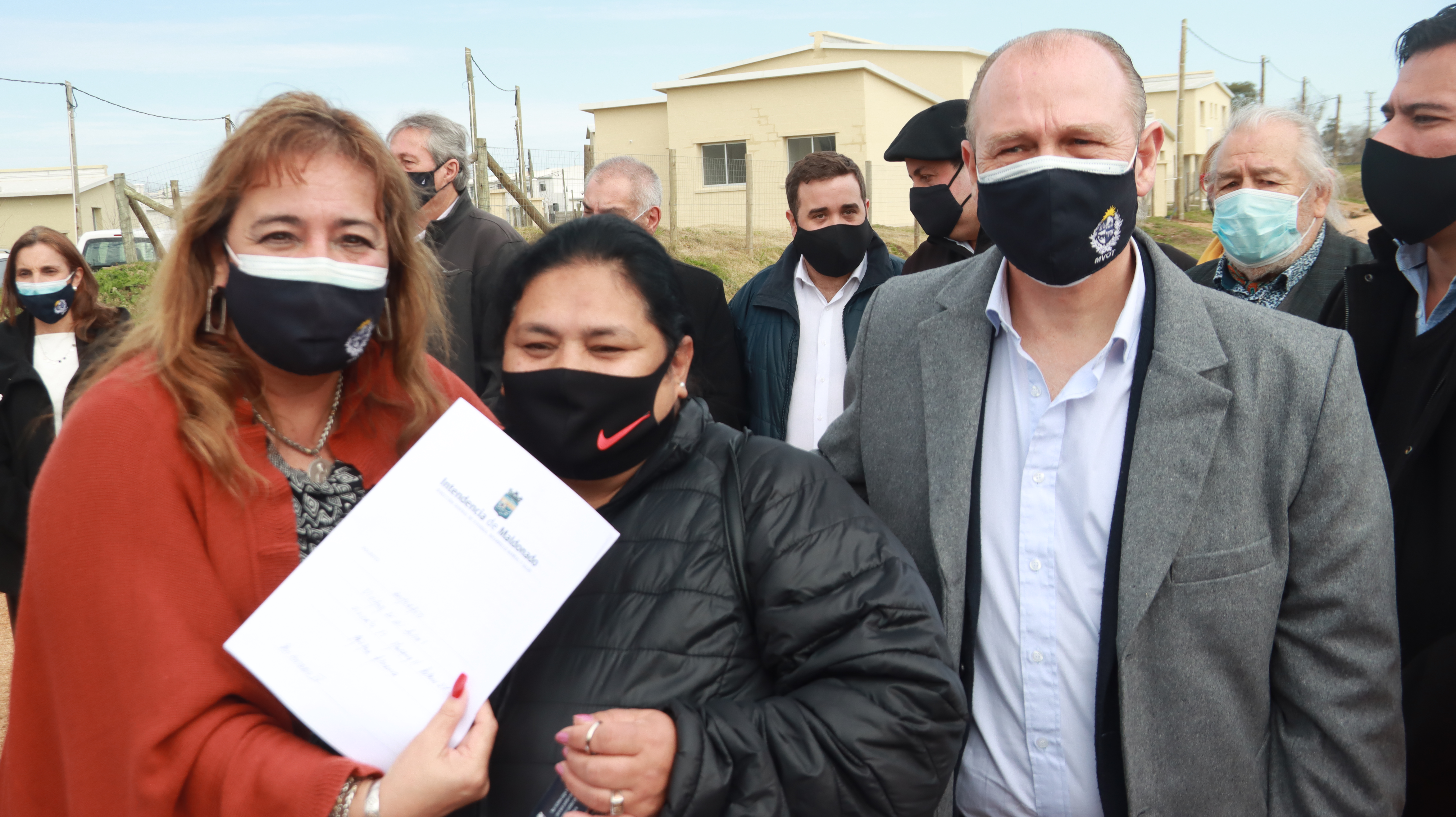 Beneficiaria de Vivienda junto a autoridades del Ministerio de Vivienda