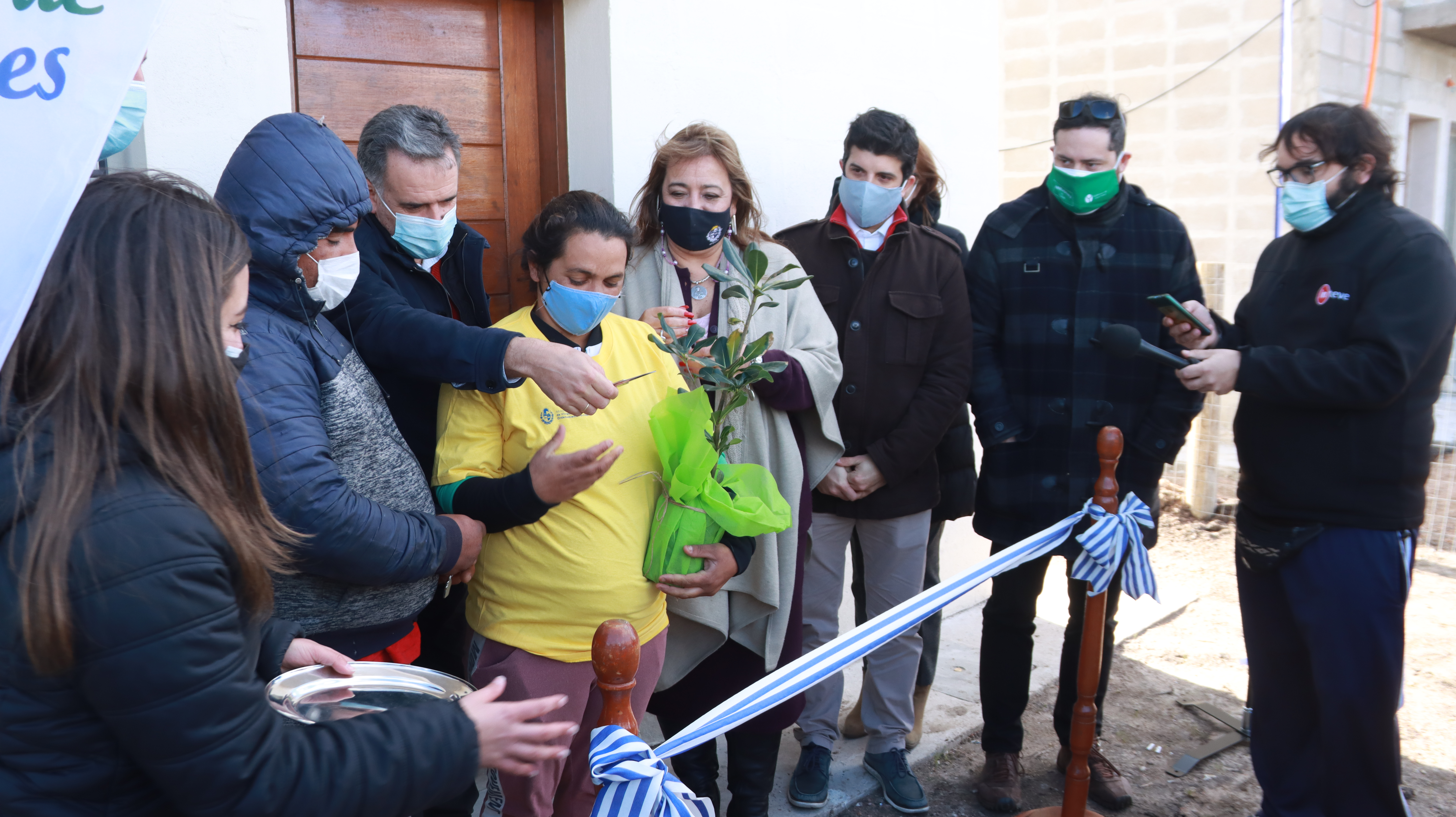 Autoridades del Ministerio de Vivienda e Intendencia de Canelones inaugurando la nueva entrega de viviendas