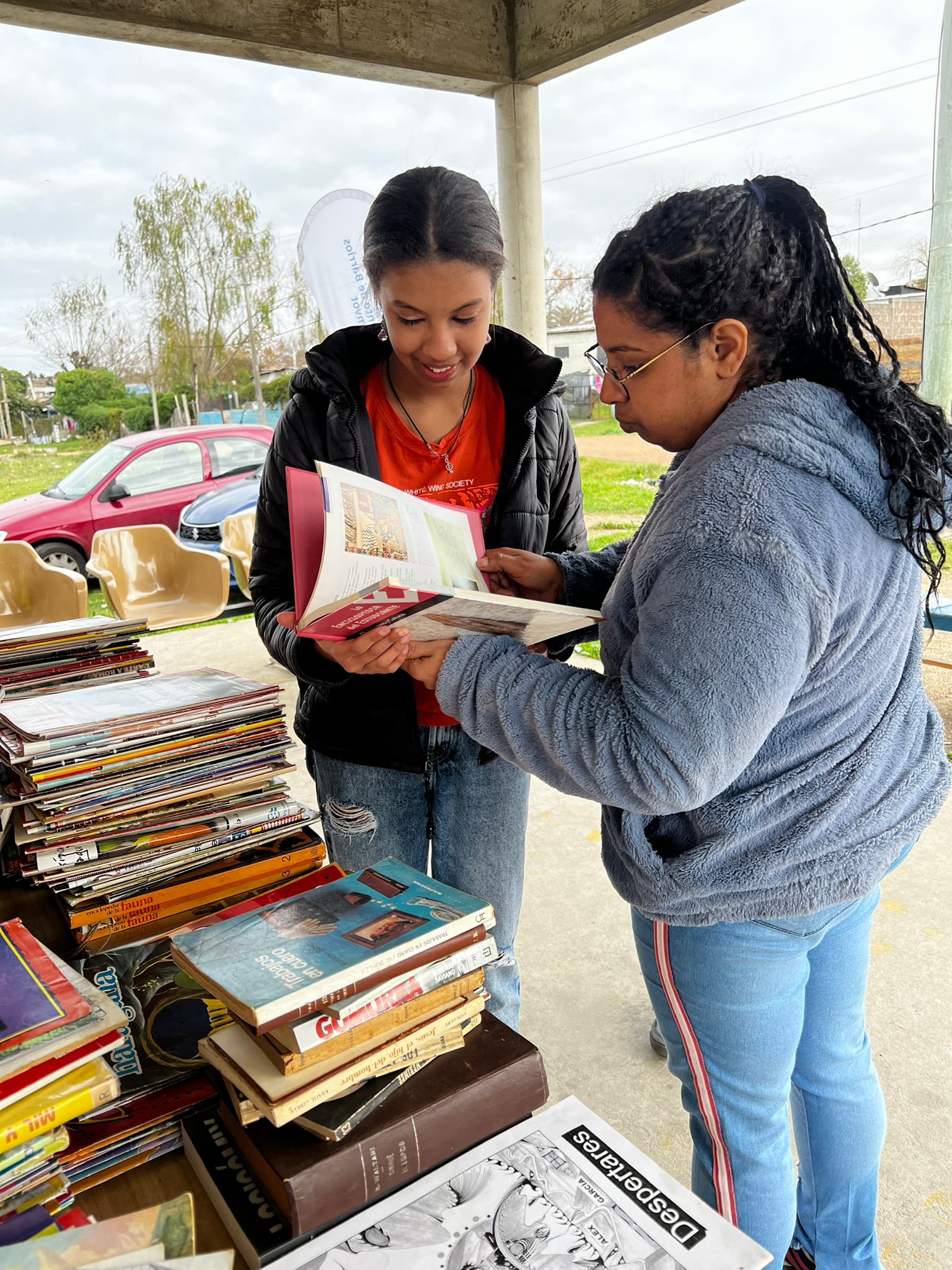 vecinas con libros.