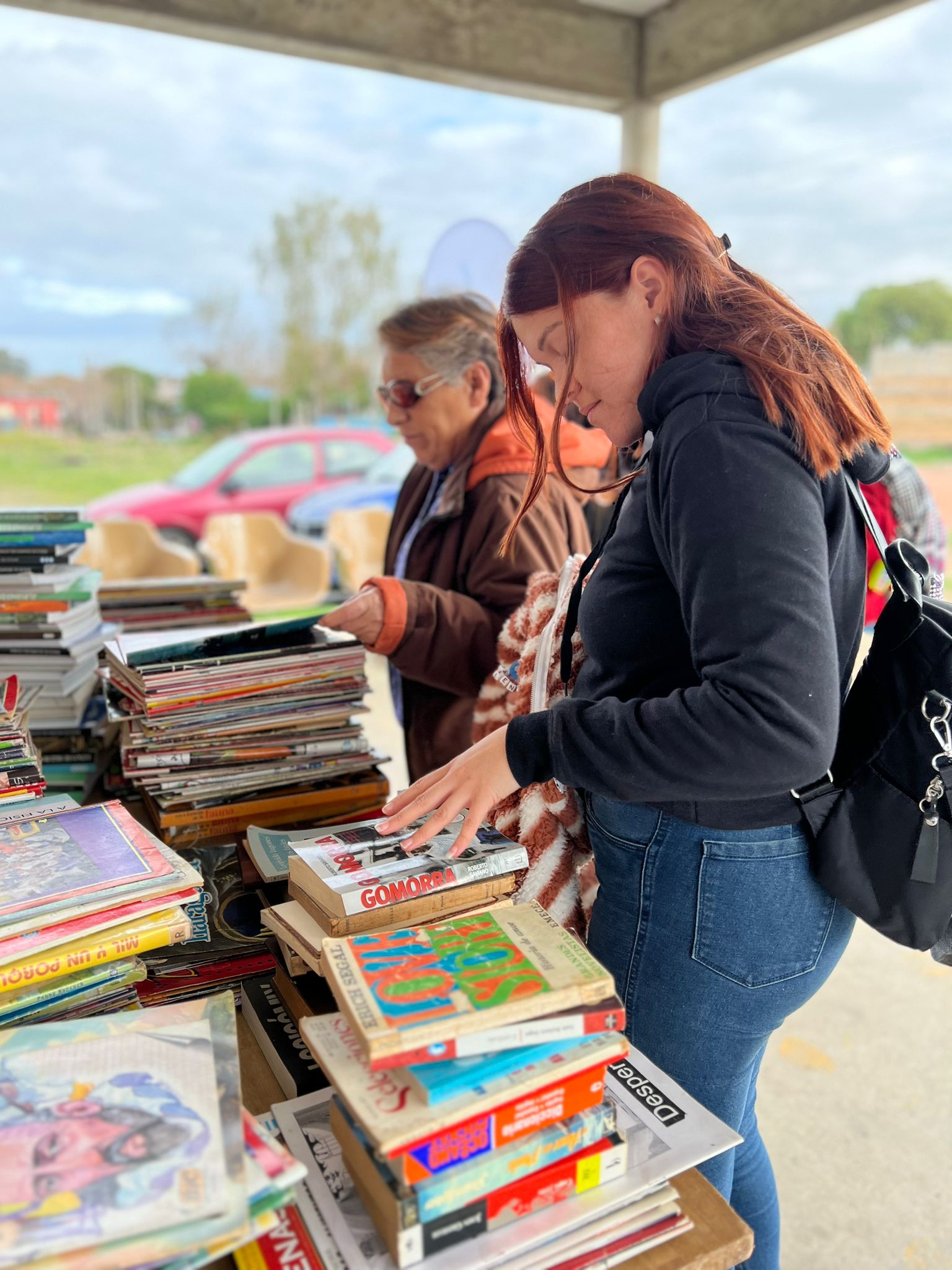 vecinos junto a los nuevos libros de la biblioteca cotravi