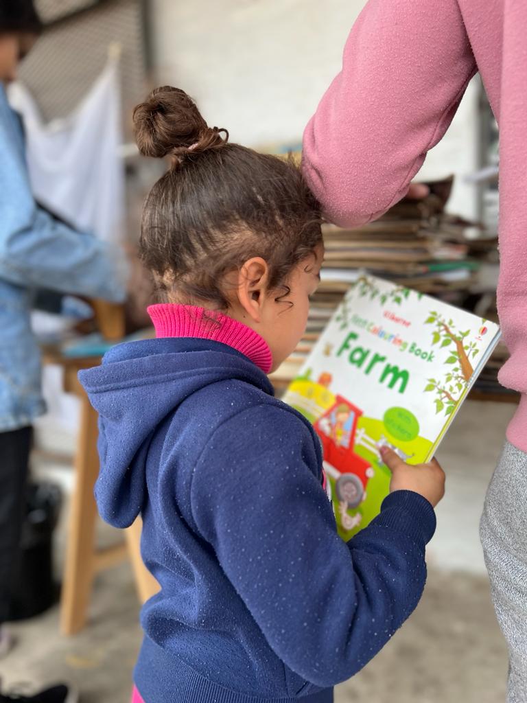niña con libro