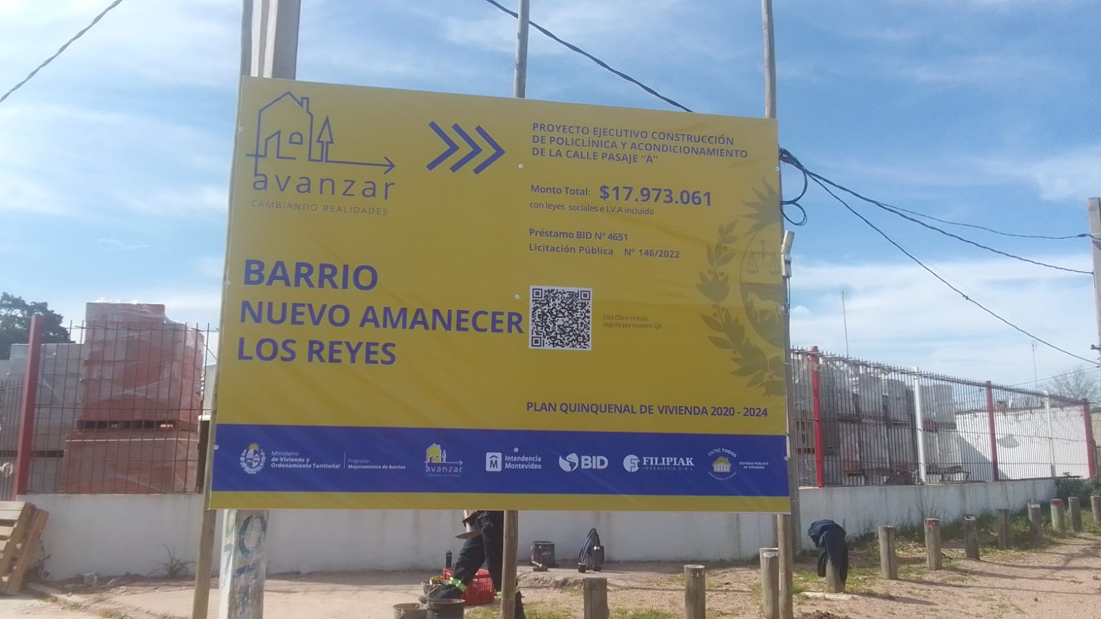 cartel de obra policlínica Nuevo Amanecer los Reyes.
