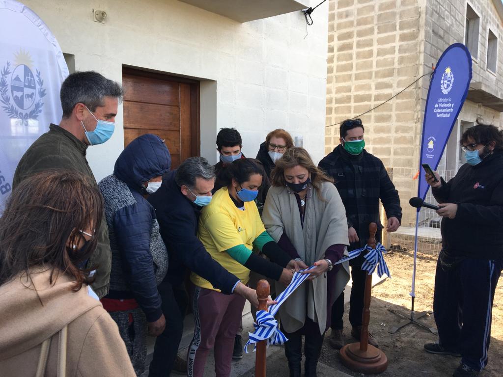 Corte de cinta inauguracíón de casa