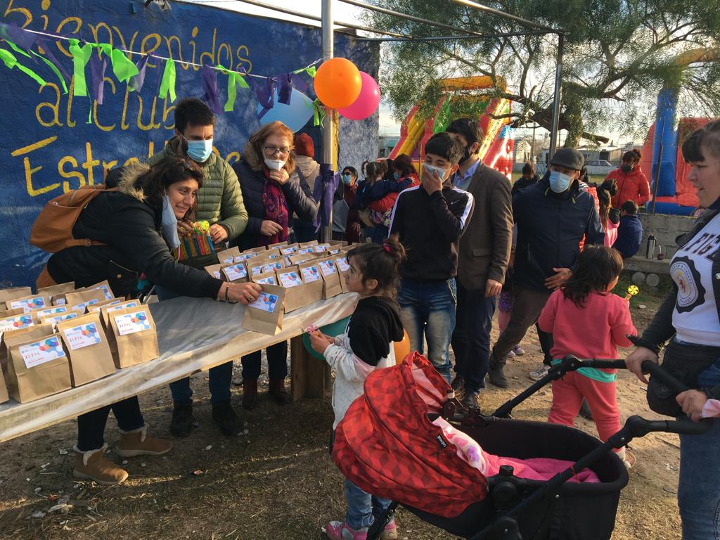 Integrantes del Programa Mejoramiento de Barrios entregado sorpresas en el Día de la Niñez