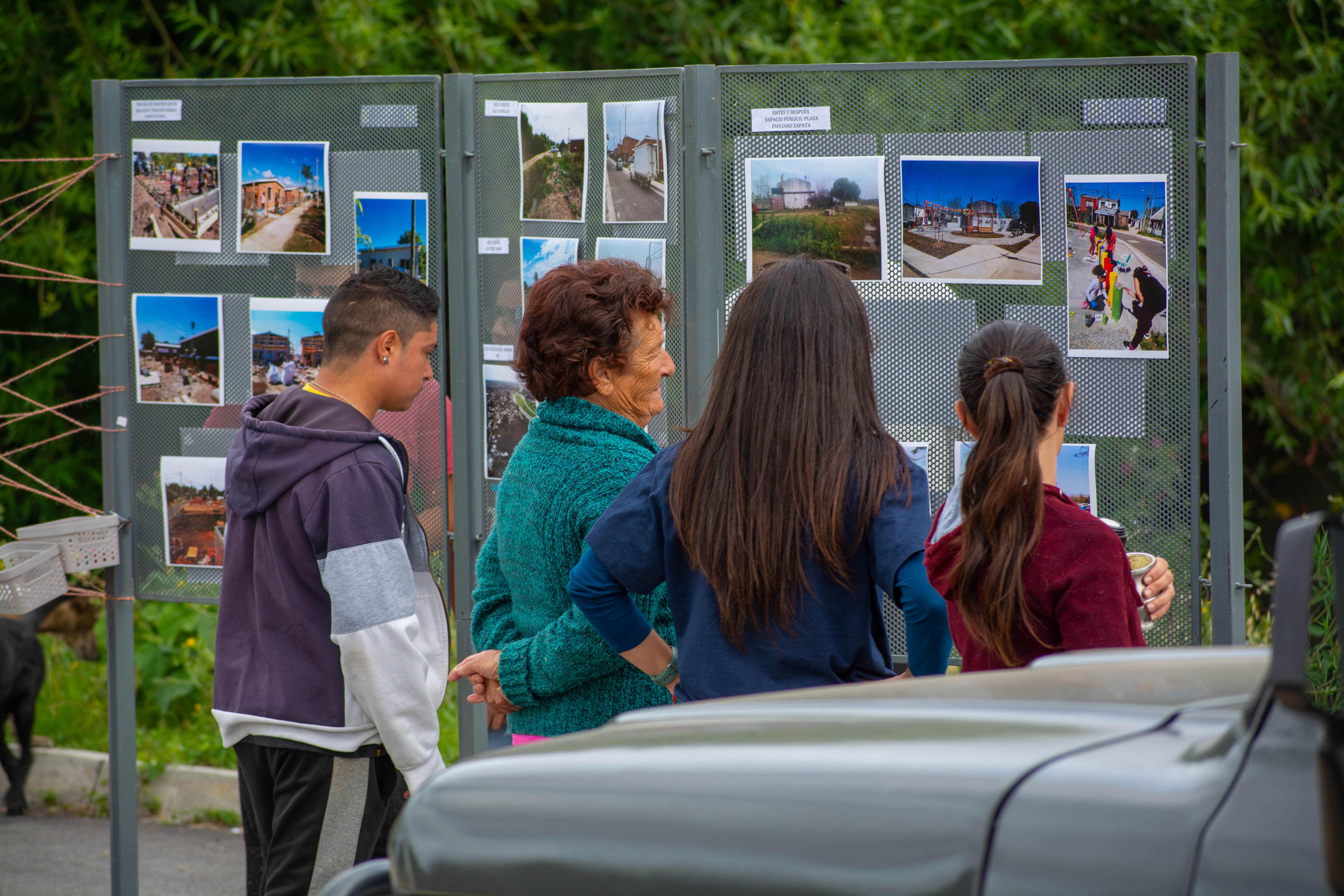 Vecinos recorren la obra a través de las fotos.