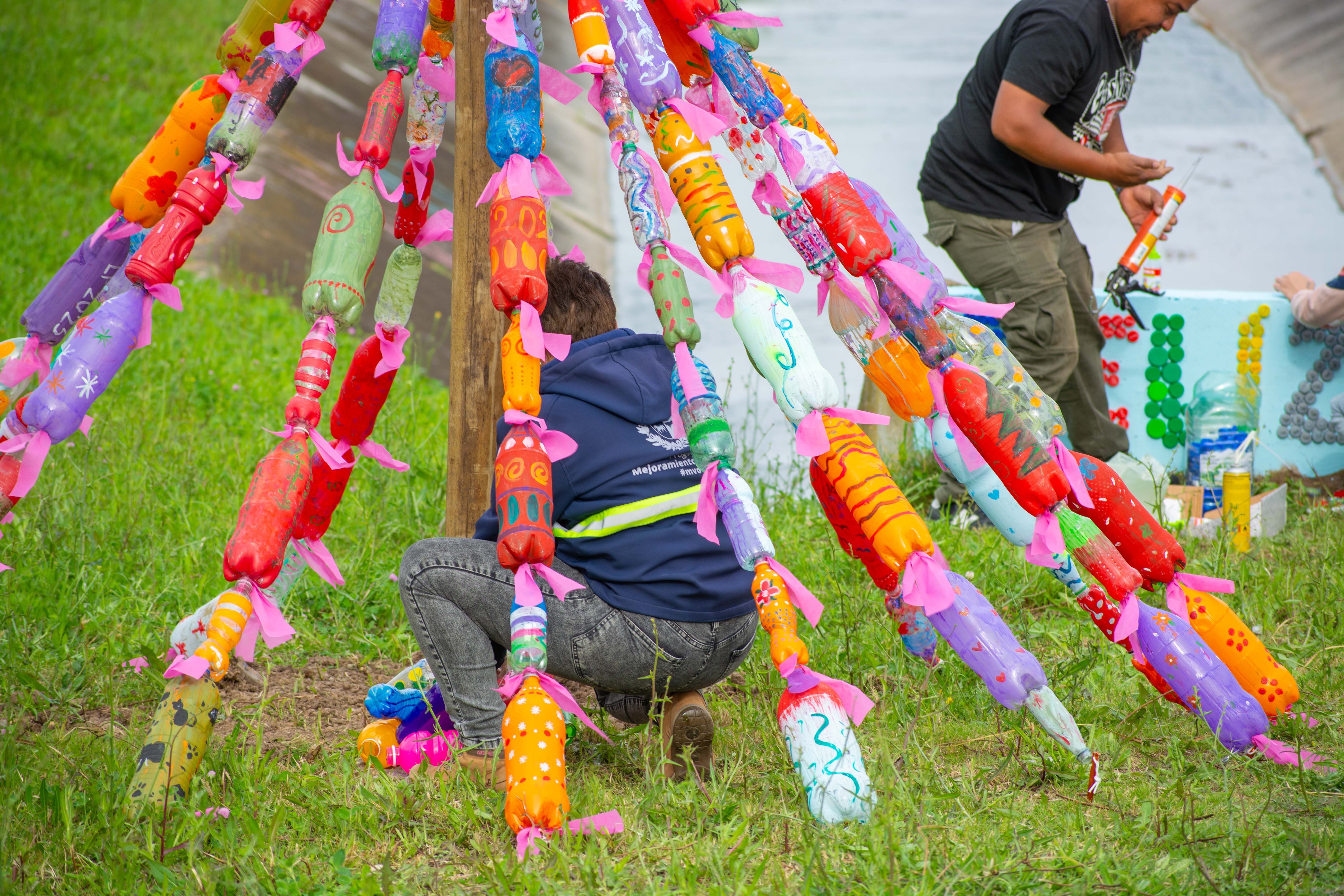 Árbol de navidad reciclado con botellas de plástico