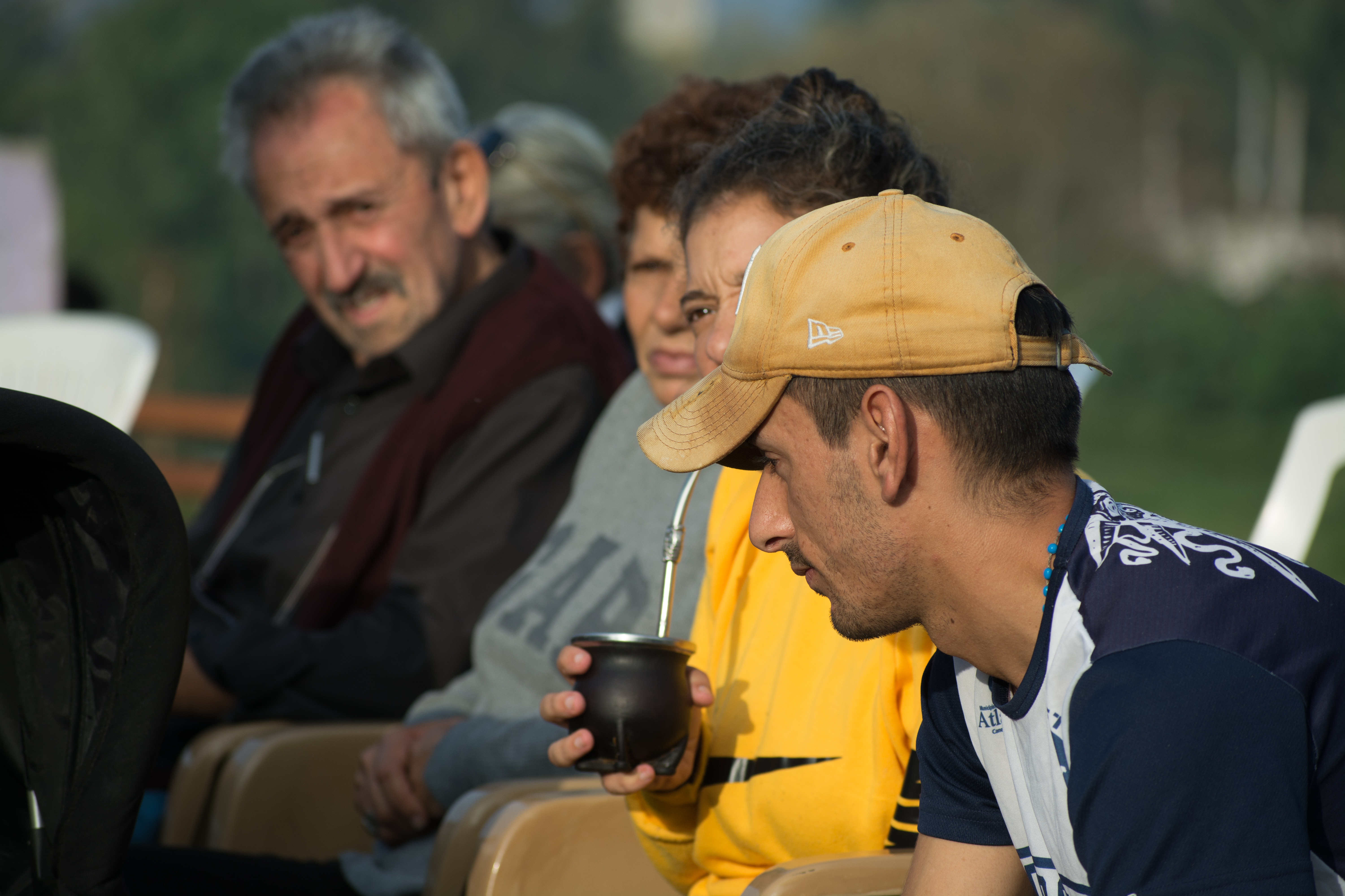 Vecinos oyendo la información de Cotravi en el inicio de obras.