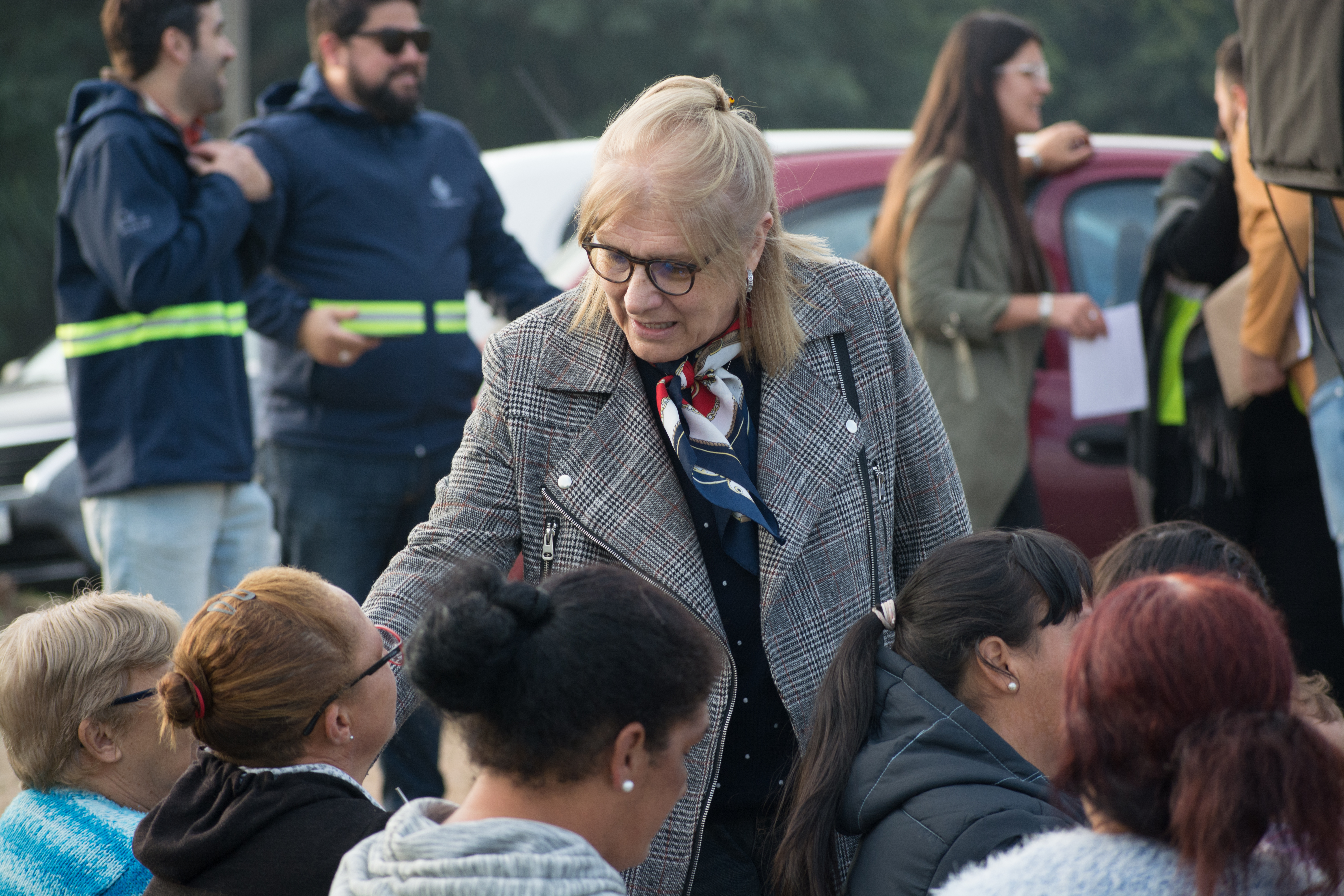Subcoordinadora general Consuelo Pérez junto a integrantes del Programa Mejoramiento de Barrios