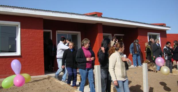 Vecinos conociendo las viviendas