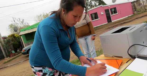 Vecinos firmando