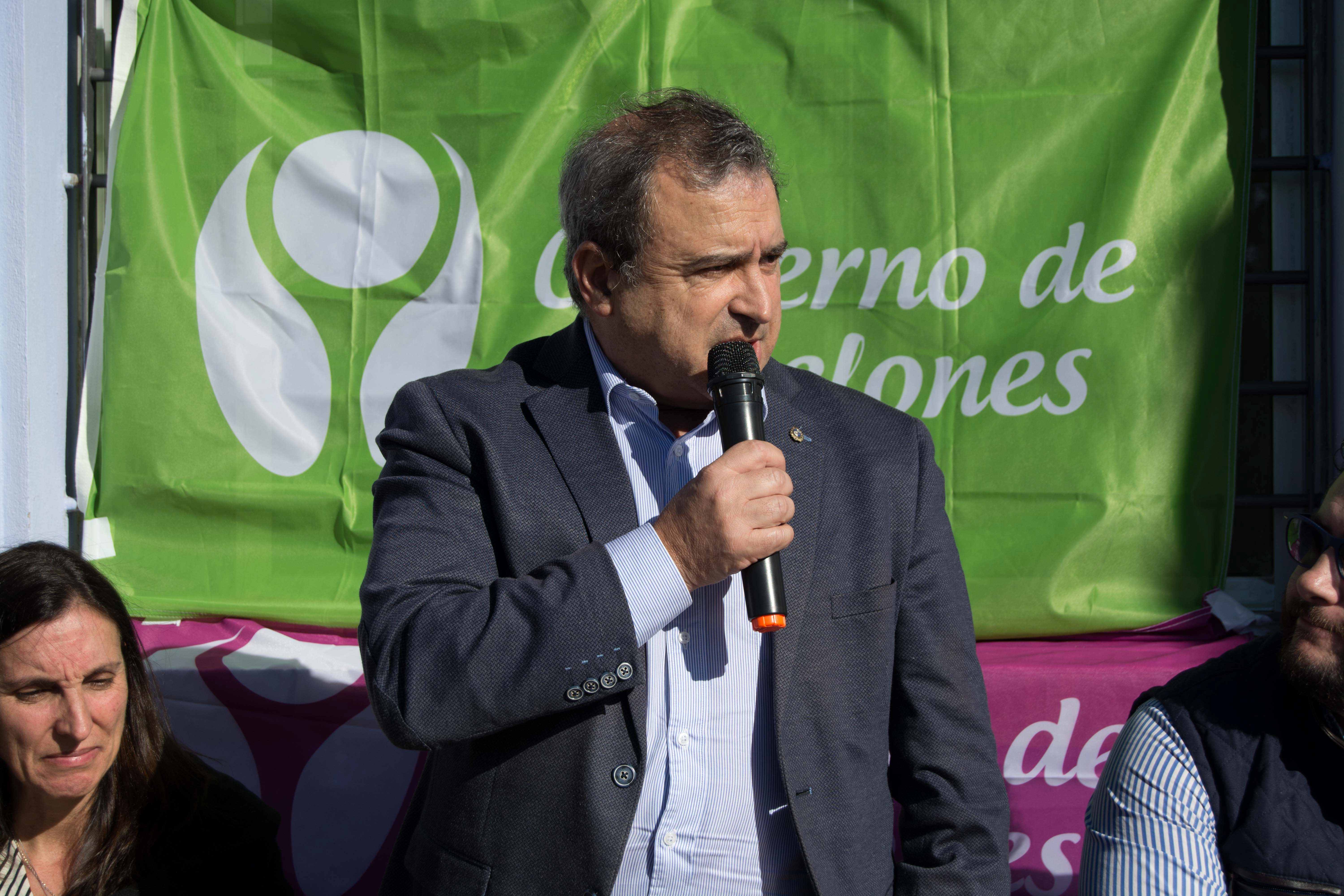 Ministgro de vivienda hablando sobre entrega de viviendas en Nueva Esperanza