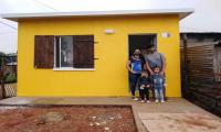 Familia participante del Juntos de la ciudad de Salto recibe la llave de su nueva vivienda Familia participante del Juntos de la ciudad de Salto recibe la llave de su nueva vivienda