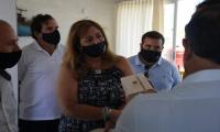 ministra en visita a casa de madera ministra en visita a casa de madera