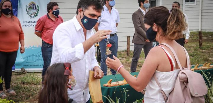 Entrega de llaves a familia
