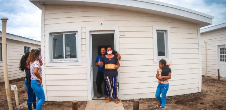 Familia en su nueva vivienda