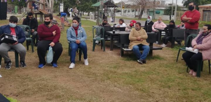 Actividad en el barrio Tres Ombúes del Proyecto Planta que te Planta