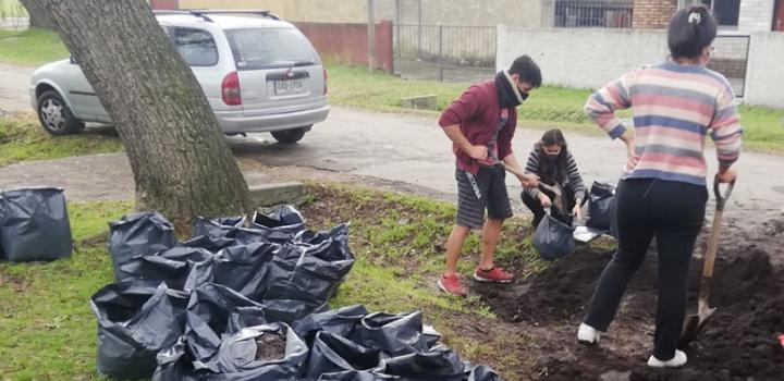Jornada de preparación de tierra en el marco del Proyecto Planta que te Planta