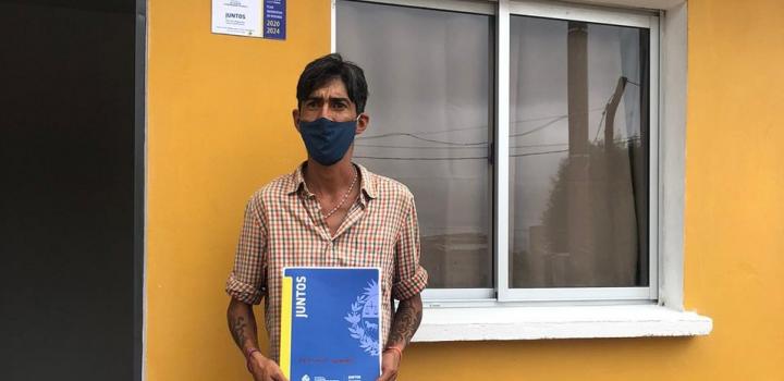 Entrega de vivienda a participante de la ciudad de Paysandú