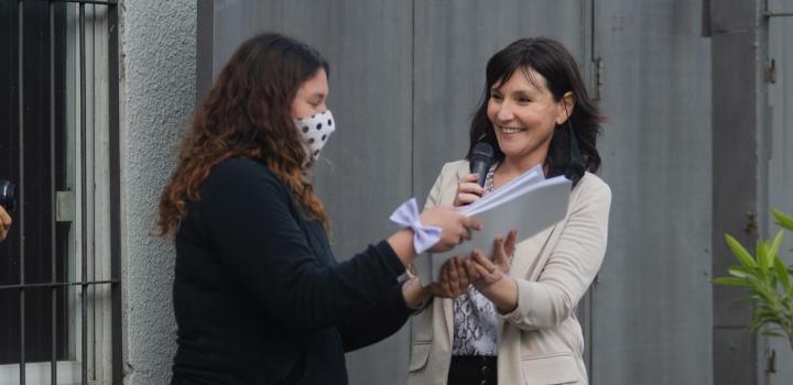 Entrega del diploma a una participante del Juntos