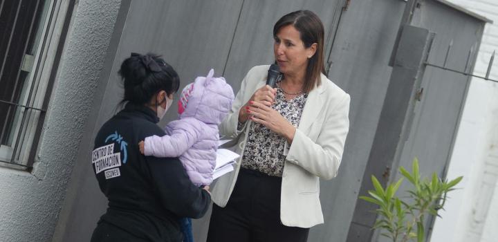 Entrega del diploma a una participante del Juntos