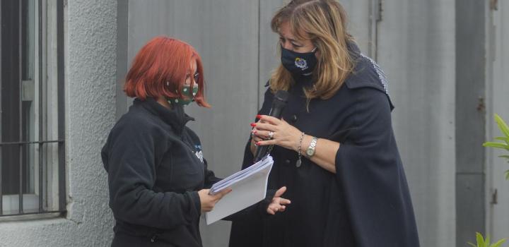 Ministra Irene Moreira entrega el diploma a una participante del Juntos