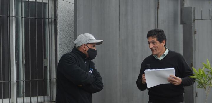 Entrega del diploma a una participante del Juntos
