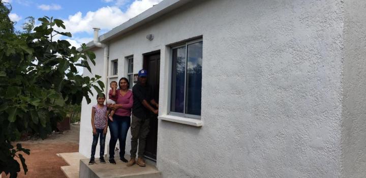 Familia participante de Melo recibe las llaves de su nueva vivienda