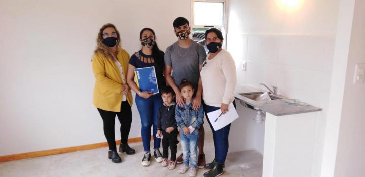 Familia participante del Juntos de la ciudad de Salto recibe la llave de su nueva vivienda