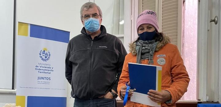 Participante en la ceremonia de recepción de los documentos de su vivienda