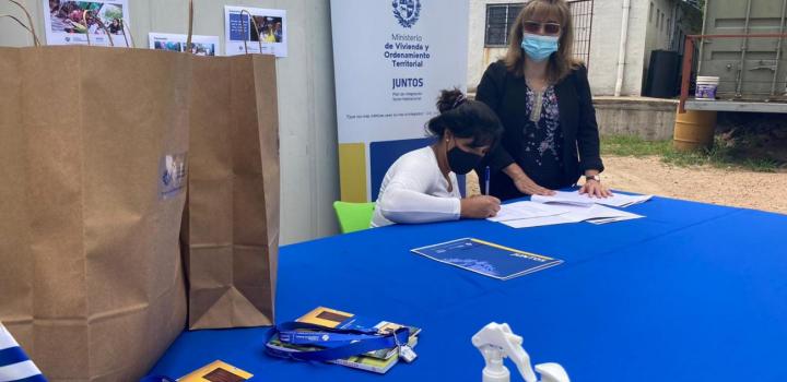 Participante de Casavalle en la ceremonia de recepción de su nueva vivienda