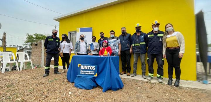 Familia participante de Salto, autoridades y equipo técnico del Juntos
